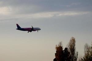 Flugzeuge, die auf einem Flughafen starten oder landen foto