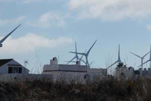 moderne Windmühlen für grüne und saubere Energieerzeugung foto