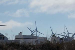 moderne Windmühlen für grüne und saubere Energieerzeugung foto