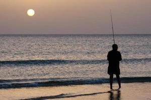 sonnenuntergang über dem meer, sonnenuntergang im herbst am strand von zahara de los atunes, cadiz, andalusien, spanien foto