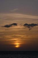 sonnenuntergang über dem meer, sonnenuntergang im herbst am strand von zahara de los atunes, cadiz, andalusien, spanien foto