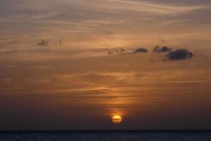 sonnenuntergang über dem meer, sonnenuntergang im herbst am strand von zahara de los atunes, cadiz, andalusien, spanien foto