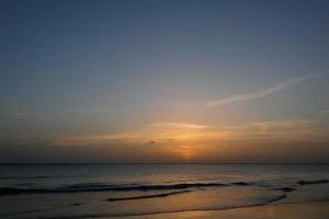 sonnenuntergang über dem meer, sonnenuntergang im herbst am strand von zahara de los atunes, cadiz, andalusien, spanien foto