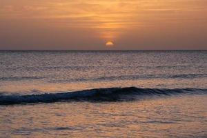 sonnenuntergang über dem meer, sonnenuntergang im herbst am strand von zahara de los atunes, cadiz, andalusien, spanien foto