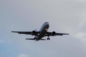 Flugzeuge, die auf einem Flughafen starten oder landen foto