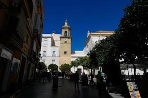 das urbane und historische zentrum von cadiz, enge straßen, monumente und kirchen. foto