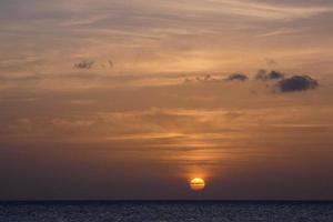 sonnenuntergang über dem meer, sonnenuntergang im herbst am strand von zahara de los atunes, cadiz, andalusien, spanien foto