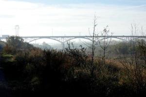 moderne Brücke über einen Fluss, eine technische Meisterleistung foto