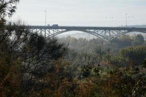 moderne Brücke über einen Fluss, eine technische Meisterleistung foto