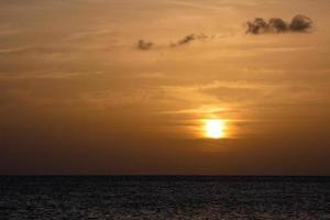 sonnenuntergang über dem meer, sonnenuntergang im herbst am strand von zahara de los atunes, cadiz, andalusien, spanien foto