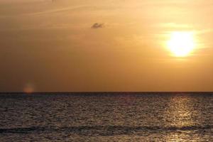 sonnenuntergang über dem meer, sonnenuntergang im herbst am strand von zahara de los atunes, cadiz, andalusien, spanien foto