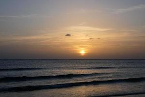 sonnenuntergang über dem meer, sonnenuntergang im herbst am strand von zahara de los atunes, cadiz, andalusien, spanien foto