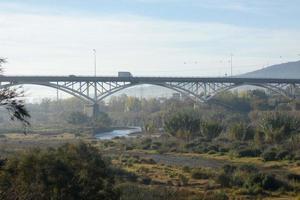 moderne Brücke über einen Fluss, eine technische Meisterleistung foto