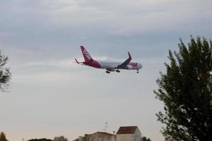 Flugzeuge, die auf einem Flughafen starten oder landen foto