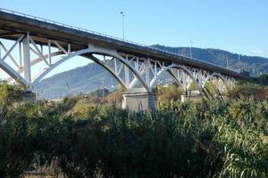 moderne Brücke über einen Fluss, eine technische Meisterleistung foto