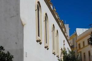 das urbane und historische zentrum von cadiz, enge straßen, monumente und kirchen. foto