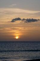 sonnenuntergang über dem meer, sonnenuntergang im herbst am strand von zahara de los atunes, cadiz, andalusien, spanien foto