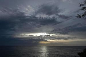 Wolken und Lichteffekte am Himmel in der Morgen- oder Abenddämmerung. foto