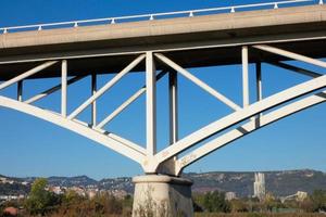 moderne Brücke über einen Fluss, eine technische Meisterleistung foto