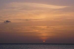 sonnenuntergang über dem meer, sonnenuntergang im herbst am strand von zahara de los atunes, cadiz, andalusien, spanien foto