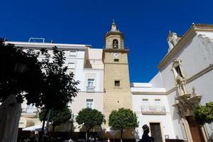 das urbane und historische zentrum von cadiz, enge straßen, monumente und kirchen. foto