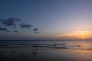 sonnenuntergang über dem meer, sonnenuntergang im herbst am strand von zahara de los atunes, cadiz, andalusien, spanien foto