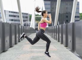 Sportlerin springt vor Freude bis zur Übung. foto