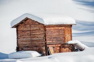 Blockhaus im Schnee eingebettet foto