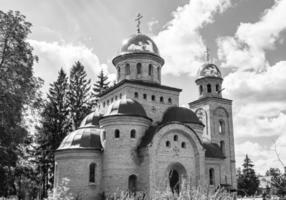 christliches Kirchenkreuz im hohen Kirchturm zum Gebet foto