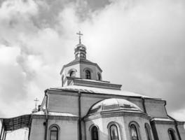 christliches Kirchenkreuz im hohen Kirchturm zum Gebet foto