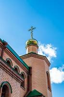 christliches Kirchenkreuz im hohen Kirchturm zum Gebet foto