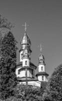 christliches Kirchenkreuz im hohen Kirchturm zum Gebet foto