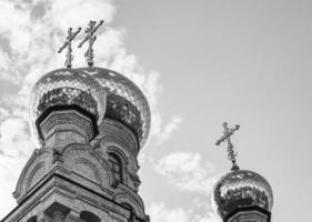 christliches Kirchenkreuz im hohen Kirchturm zum Gebet foto