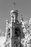 christliches Kirchenkreuz im hohen Kirchturm zum Gebet foto