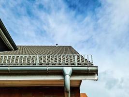 offenes dachfenster im velux-stil mit schwarzen dachziegeln. foto