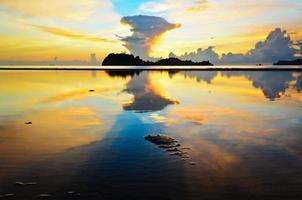 sonnenaufgang am strand von hat sai ri in chumphon foto