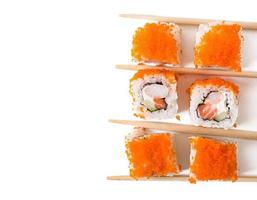 Traditionelle frische japanische Sushi-Rollen isoliert auf weißem Hintergrund. Ansicht von oben foto