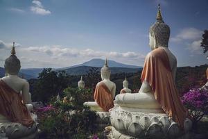 schöne weiße Stuck-Buddha-Statue, die auf dem Hügel verankert ist, es ist ein Ort der Meditation namens Wat Sutesuan, Distrikt Nam Nao, Thailand. foto