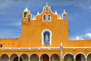 das gelbe kloster von san antonio von padua in izamal, halbinsel yucatan, mexiko. foto