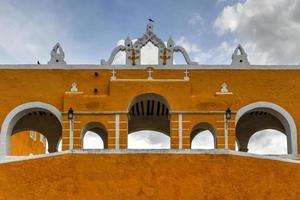 das gelbe kloster von san antonio von padua in izamal, halbinsel yucatan, mexiko. foto