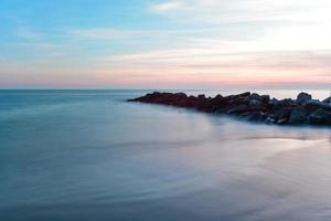 dramatischer sonnenuntergang am strand von coney island foto