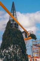 einen weihnachtsbaum auf einem metallrahmen machen foto