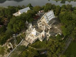 eine luftaufnahme des phu nam ron tempels in ratchaburi in der nähe von bangkok, thailand foto