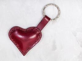 Schlüsselanhänger aus rotem Leder in Herzform foto