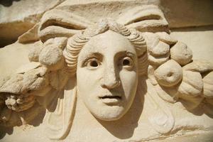 Altes Maskenrelief in der antiken Stadt Aphrodisias in Aydin, Türkei foto