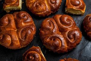 frisches Brot aus dem Ofen. traditionelle Käsepastete aus Rumänien namens Saralie. hausgemachtes Brot aus weißem Weizenmehl. foto