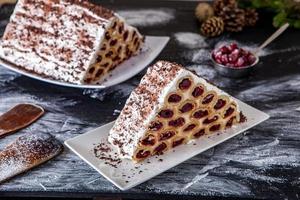 Ein traditionelles moldawisches Dessert oder Kuchen, bestehend aus Pfannkuchen mit Kirschen, Milchcreme und Schokoladencreme, auch Cosma Lui Guguta genannt. foto