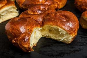 frisches Brot aus dem Ofen. traditionelle Käsepastete aus Rumänien namens Saralie. hausgemachtes Brot aus weißem Weizenmehl. foto