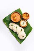 idly sambar oder idli mit sambhar und grünem, rotem chutney. beliebtes südindisches frühstück foto