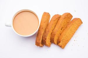 knuspriger Kuchenzwieback oder Delhi-Toast mit Masala-Tee foto